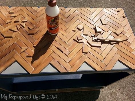 Chevron Table Top, Reuse Furniture, Table Chevron, Diy Table Top, Chevron Table, Wooden Table Top, Woodworking Patterns, Diy Holz, Painted Sticks