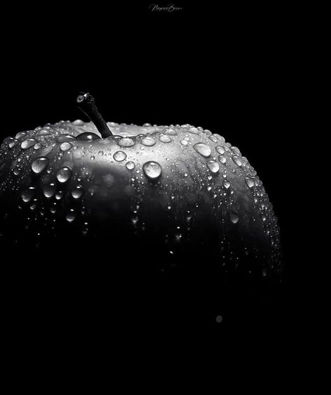 Form Photography Ideas, High Contrast Black And White Photography, Low Key Photography Object, Simple Reference Photos Objects, Black And White Still Life Photography, Simple Still Life Photography, Fruit Black And White, Still Life Photography Ideas, Black And White Still Life