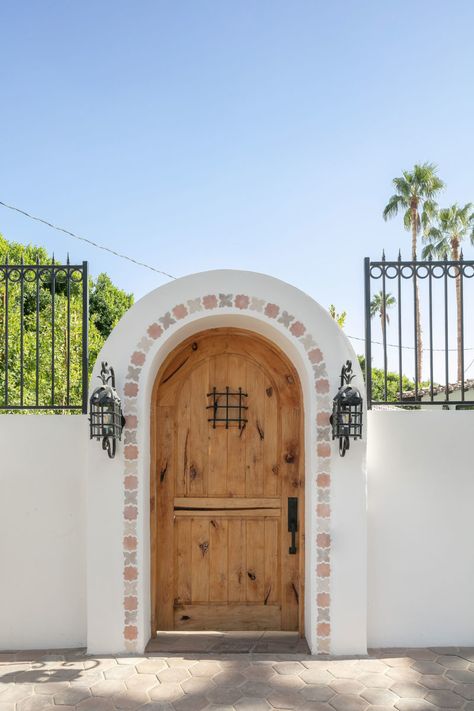 Modern Spanish Style Homes Exterior, Spanish Revival Exterior, Spanish Style Doors, Spanish Style Home Exterior, Modern Spanish Style Homes, Acajutla, Modern Spanish Revival, Hacienda Decor, Modern Spanish Style