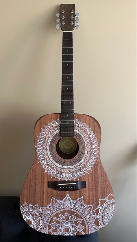 Paint pen guitar art Mandala Art On Guitar, Diy Guitar Painting Ideas, Guitar Mandala Art, Ukulele Designs, Guitar Art Diy, Painting Guitar, Painted Guitars, Guitar Decorations, Instrument Art