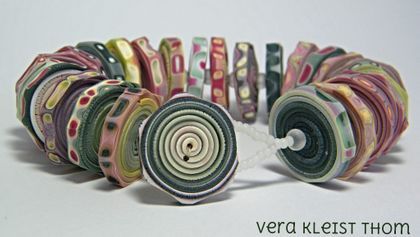 31 amazing polymer clay beads ideas Polymer Clay Beads Diy, Polymer Clay Kunst, Fimo Diy, Polymer Clay Tutorials, Clay Extruder, Diy Polymer Clay, Fimo Beads, Polymer Inspiration, Polymer Clay Bracelet