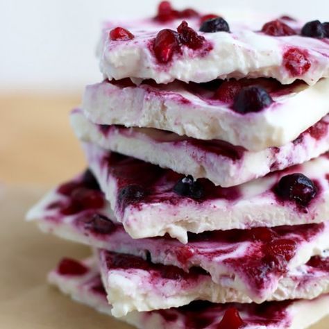 Put a sweet spot in your Sunday morning – and throughout the week – with this tasty recipe for blueberry pomegranate Greek yogurt squares! Activia Yogurt, Healthy Easter Treats, Chicken Honey, Pomegranate Recipes, Healthy Easter, Yogurt Bark, Yogurt Bar, Easter Dinner Recipes, Bark Recipe