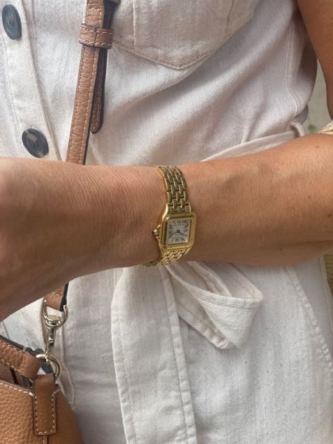 #cartier #goldwatch Accessories Old Money, Gold Watch Outfit, Golden Watch Women, Cartier Gold Watch, Elegant Watches Women, Vestidos Sport, Vintage Cartier Watch, Cartier Watches Women, Classic Watch Women