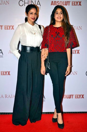 Sridevi with daughter Jhanvi Kapoor Sridevi Outfits, Khushi Kapoor, Jhanvi Kapoor, Pakistani Formal Dresses, Indian Designer Suits, Janhvi Kapoor, Fitness Outfits, Cute Outfits With Jeans, Casual Wear Dress