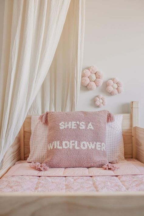 Pink Toddler Bedroom, Daisy Wall Decor, Pink Bed Canopy, Pom Daisy, Punch Needle Cushion, Hippy Bedroom, Violet Room, Shared Girls Room, Diy Girls Bedroom