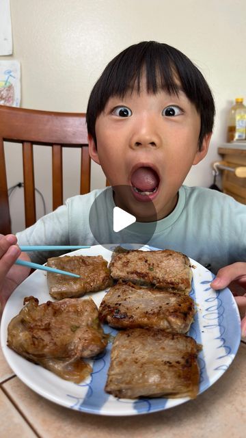 Easy Peasy Jordan on Instagram: "Gyoza filling in Rice Paper!! 🥟 These were super tasty and the rice paper turned out with a chewy texture which was fun to eat. Jordan loved them (he loves anything mochi like)! What you need: Rice paper Ground meat Green onions Bean sprouts (roughly chopped) Yakiniku sauce (we have an easy recipe coming out in our cookbook 😉) Cornstarch If the meats taking long to cook, add in a little bit of water to the bottom of the pan and cover for a few minutes. #gyoza #ricepapergyoza #easyprecipes #kidchef" Rice Paper Ground Beef, Asian Potstickers, Gyoza Filling, Yakiniku Sauce, Recipes Using Rice, Hamburger Rice, Rice Paper Recipes, Kid Chef, Rice Paper Rolls