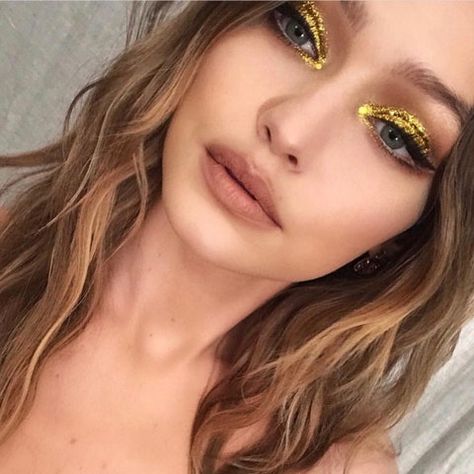 43 Cool Makeup Ideas to Steal From Celebrities | Glamour Gigi Hadid Makeup Tutorial, Gigi Hadid Makeup, Eyeliner Trends, Gold Eyeshadow Looks, Drugstore Eyeshadow, Golden Makeup, Birthday Makeup Looks, Gold Eyeliner, Festival Make Up