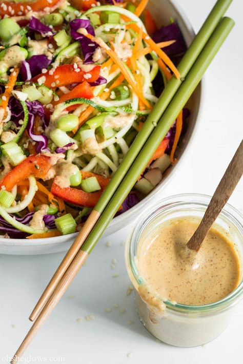 Craving pad thai? This rainbow version is #raw and radical! (and making us totally ravenous...) This was very good... Raw Pad Thai, Spiralizer Recipes, God Mad, Raw Vegan Recipes, Vegan Salad, Vegan Lunch, Eating Raw, Vegan Foods, Pizza Sauce