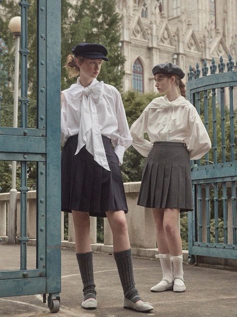 preppy style Quirky Preppy Style, Outfits With Clogs, Prep Aesthetic, Ivy League Aesthetic, 70s Preppy, Preppy Fashion, Cosmic Girl, Ivy League Style, Year Book