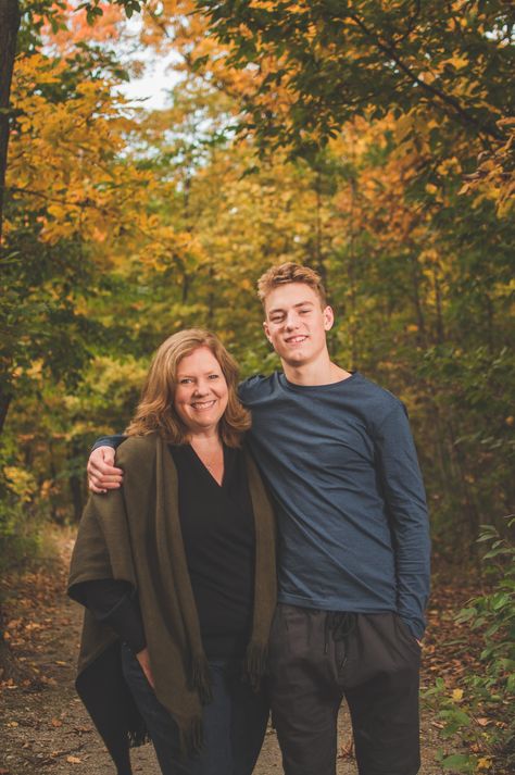 Teenage Son And Mom Pictures, Mother Older Son Photos, Mom And Grown Son Photo Ideas, Mom Son Daughter Photo Shoot, Mother And Adult Son Photoshoot, Mother Teenage Son Photoshoot, Mother Teen Son Portraits, Mother Son Senior Picture Ideas, Mom And Son Senior Pictures