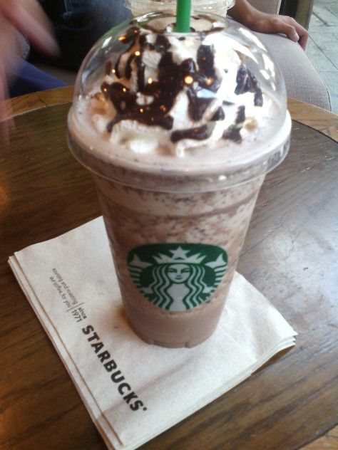 Chocolate Chip Frappe Choc Chip Frappe Starbucks, Frappe Starbucks, Chocolate Chip Frappe, Starbucks Chocolate, Starbucks Holiday Drinks, Secret Starbucks Recipes, Catering Trailer, Chocolate Food, Starbucks Frappuccino