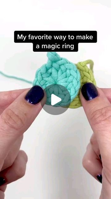 Crochet 2 Yarns Together, Crochet Starter Projects, How To Crochet Squares, Crochet Ideas Granny Squares, Cute Crochet Tutorial, Crochet Joining Techniques, Invisible Join Crochet, Things To Make With Granny Squares, How To Crochet A Granny Square