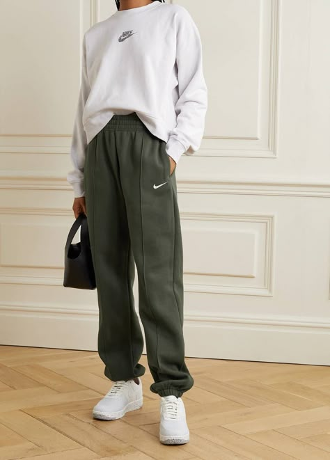 Green Sweatpants Outfit, Sport Pants Outfit, Comfy Ootd, Track Pants Outfit, Green Sweatpants, Western Wear Outfits, Pants Nike, Sweatpants Outfit, Sporty Outfits