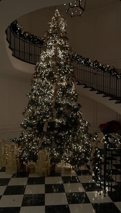 Rich Christmas Tree, Aesthic Christmas Tree, Rich People Christmas Decor, Holiday Astethic, Christmas Aesthic, Fancy Christmas, Old Money Christmas Aesthetic, Rich Christmas, Christmas Aesthetic Wealthy