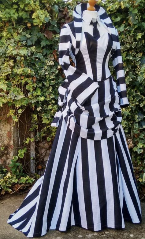 Medieval Dress Black, Beetlejuice Fashion, Medieval Dress Diy, Beetlejuice Cosplay, Medieval Dress Peasant, Beetlejuice Dress, Medieval Dress Princess, Medieval Dress Pattern, Black And White Stripe Dress