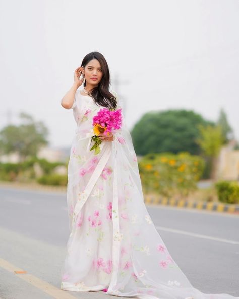 White Floral Saree, Fatima Faisal, Bts Vkook Fanart 21, Eid Dresses For Girl, White Sari, Saree For Wedding, Eid Dress, Floral Saree, Beautiful Pakistani Dresses