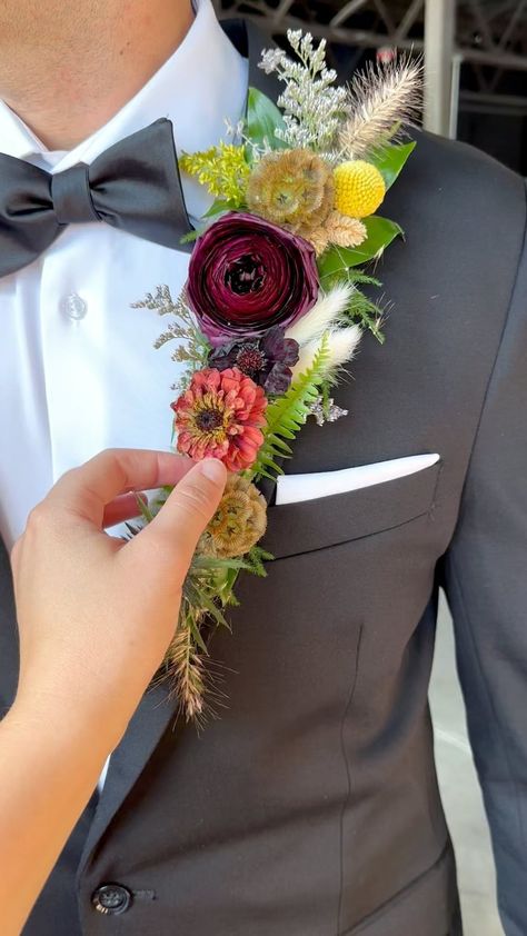 You have no idea how much fun I had making these, and working with the amazing @plainwithsprinkles 💛 #weddingtrends #weddingideas… | Instagram Boutonniere Alternative, Lapel Flower Wedding, Groom Trends, Wildflower Wedding Theme, Beach Wedding Flowers, Lapel Flower, Corsage Prom, Asheville Wedding, Nontraditional Wedding