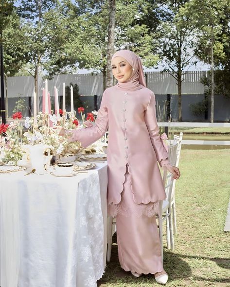 Malaysian Dress, Baju Kurung Moden Style, Designer Dresses Couture, Nikah Outfit, Kebaya Modern Dress, Baju Kurung Moden, Mix Match Outfits, Simple Bridesmaid Dresses, Hijab Fashion Inspiration