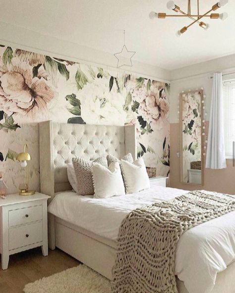 Girls Bedroom Wallpaper, Wallpaper Walls Bedroom, Floral Wallpaper Bedroom, Ideas Habitaciones, Floral Bedroom, Feminine Bedroom, Peony Wallpaper, Gorgeous Bedrooms, Accent Wall Bedroom