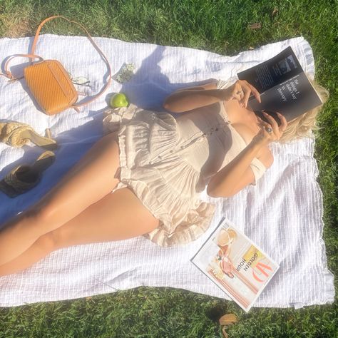 Aesthetic picnic picture ideas with setup outfit food ideas and activities for Instagram inspiration Pic Nic Photoshoot Aesthetic, Vintage Picnic Photoshoot, Picnic Photoshoot Aesthetic, Sundress Photoshoot, Sundress Picnic, Picnic Aesthetic Photoshoot, Picnic Photoshoot Ideas, Picnic Pics, Picnic Poses