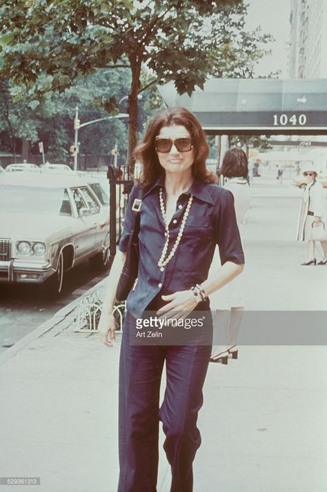 <a gi-track='captionPersonalityLinkClicked' href=/galleries/search?phrase=Jacqueline+Kennedy&family=editorial&specificpeople=70028 ng-click='$event.stopPropagation()'>Jacqueline Kennedy</a> Onassis walking down the streets of New York; circa 1970; New York. Jackie Onassis Style, Jackie O's, Jackie O Style, Jackie Onassis, Bianca Jagger, Estilo Hippy, Jackie O, Jane Birkin, New York Style