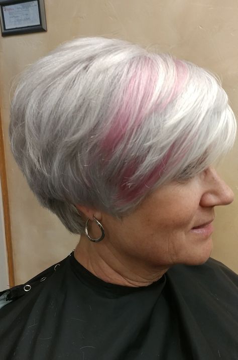 Grey And Pink Hair, Grey Hair With Pink Highlights, Hair With Pink Streaks, Gray Short Hair, Pink Hair Streaks, Purple Grey Hair, Pink Streaks, Short White Hair, Mom Hair