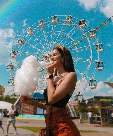 Cute Fair Picture Ideas, Carnival Photoshoot Ideas, Cute Carnival Pictures, Outfit Parc Attraction, Fair Photoshoot Ideas, Carnival Senior Pictures, Carnival Photo Ideas, Theme Park Photoshoot, Carnival Picture Ideas