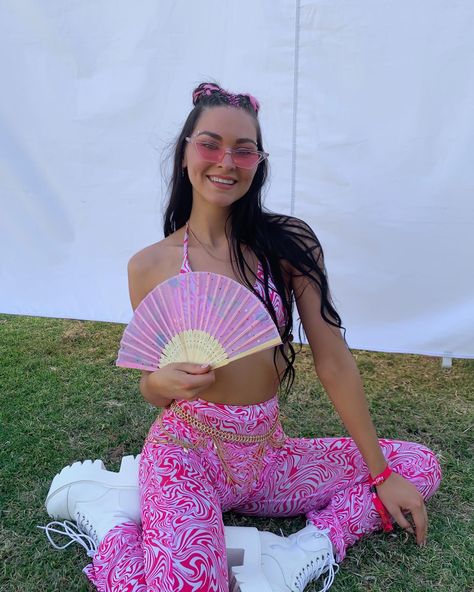 Pink Music Festival Outfit, Hot Pink Rave Outfit, Girly Rave Outfits, Pastel Rave Outfit, Pink Coachella Outfit, Rave Outfits Pink, Simple Festival Outfit, Pink Festival Outfit, Colorful Rave Outfit