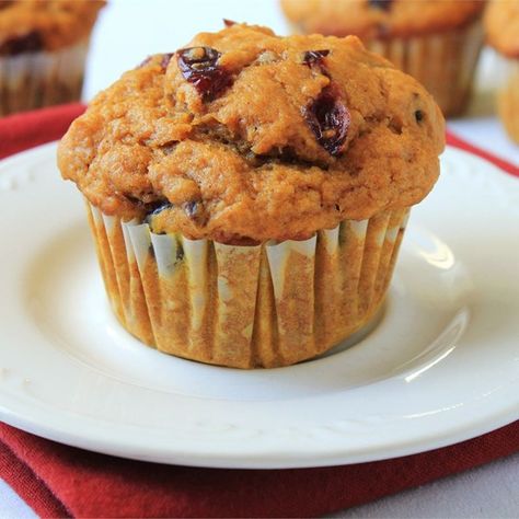 Cranberry Pumpkin Muffins | Tip: substitute toasted pumpkin seeds or dried cherries for the cranberries. Cranberry Pumpkin Muffins, Pumpkin Cranberry Muffins, Cranberry Pumpkin, Muffins Blueberry, Pumpkin Cream Cheese Muffins, Pumpkin Muffin Recipes, Cranberry Muffins, Pumpkin Cranberry, Cream Cheese Muffins