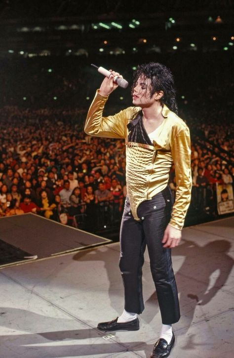 perfect shot from the dangerous tour Thriller Michael Jackson, Mj Dangerous, Michael Jackson Dangerous, Michael Jackson Wallpaper, Photos Of Michael Jackson, Michael Jackson King Of Pop, Jackson Bad, Michael Love, Michael Jackson Bad