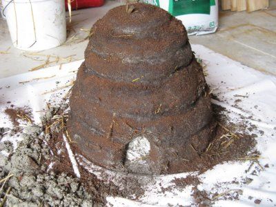 diy concrete bee skep Outside Projects, Bee Skep, Diy Concrete, Concrete Projects, Primitive Crafts, Concrete Diy, Bees Knees, Garden Crafts, Bee Keeping