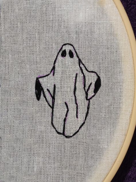 Bordado de um desenho de um fantasma Embroidery Designs Black And White, Embroidery On Hoodies Ideas, Embroidery Designs Shoes, Embroidery Halloween Designs, Ideas De Bordado Aesthetic, Grunge Embroidery Ideas, Ghost Embroidery Pattern, Cryptid Embroidery, Goth Embroidery Patterns