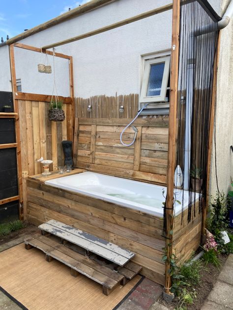 Outdoor Bathtub Ideas Backyards, Diy Wood Bathtub, Outdoor Bathtub Ideas, Outdoor Bath House, Outside Bathtub, Outdoor Bathtub, Outdoor Bathroom Design, Outdoor Tub, Outdoor Baths