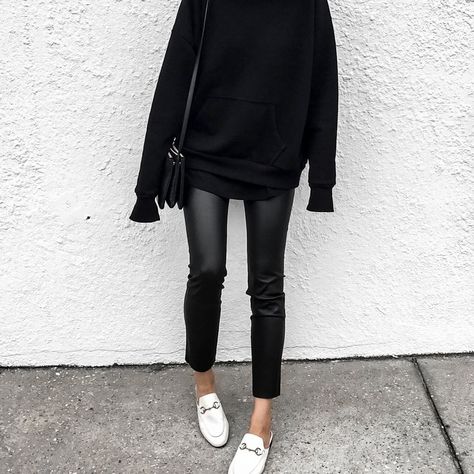 Black Sweatshirt Outfit, Street Style Minimal, Dress Street Style, Style Année 80, Tomboy Chic, Gucci Loafers, Simon Miller, Wardrobe Inspiration, Sweatshirt Outfit