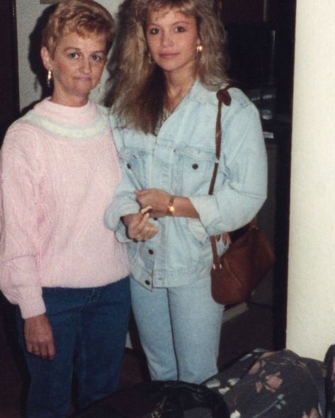 pam with her mom, late 80s Late 80s Fashion, Dylan Lee, Pamela Andersen, 80s Photos, Brandon Lee, Late 80s, Playboy Bunny, 90s 80s, I Icon