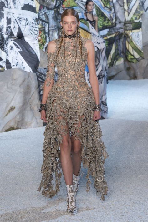 Alexander McQueen Spring/Summer 2019 Women’s Ready-to-Wear Collection Mcqueen Dress, Mcqueen Fashion, Moda Paris, 가을 패션, Fashion Seasons, Fashion Show Collection, Mode Vintage, Primavera Estate, A Dress