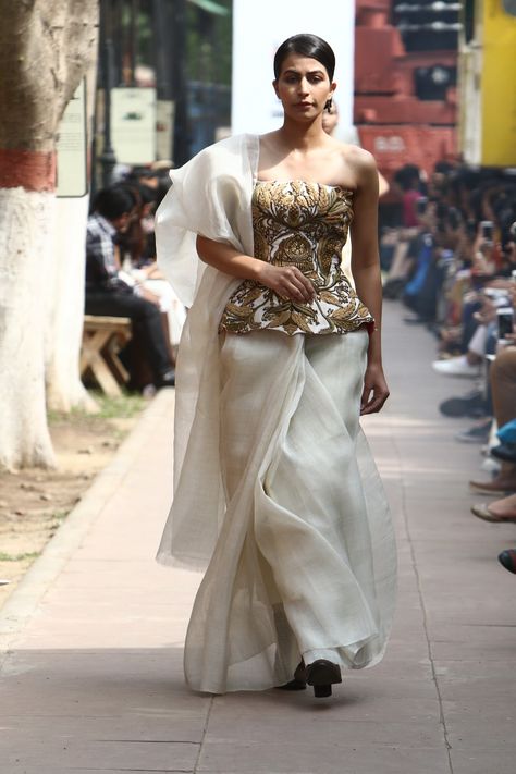 India Fashion Week Indian Couture, Pregnant Wedding Guest Outfit, Pregnant Wedding Guest, Ethiopian Wedding Dress, Couture 2023, Ethiopian Wedding, Samant Chauhan, Dhoti Saree, Corset Blouse