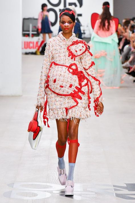 Estilo Kitsch, Kitsch Fashion, Fashion Runway Show, Fashion Week Spring 2020, Conceptual Fashion, 2020 Runway, Personal Style Inspiration, Weird Fashion, Fashion Runway