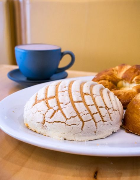 Concha y Nata: descubre esta nueva panadería de la cdmx. Ubicada en la roma norte, la especialidad es el pan mexicano. Strawberry Conchas, Concha Bread, Aesthetic Conchas Pan, Pan Concha, How To Make Conchas Pan Dulce, Mexican Conchas Pan Dulce, Mexican Cookies, Cookies Pastry, Chocolate Caliente