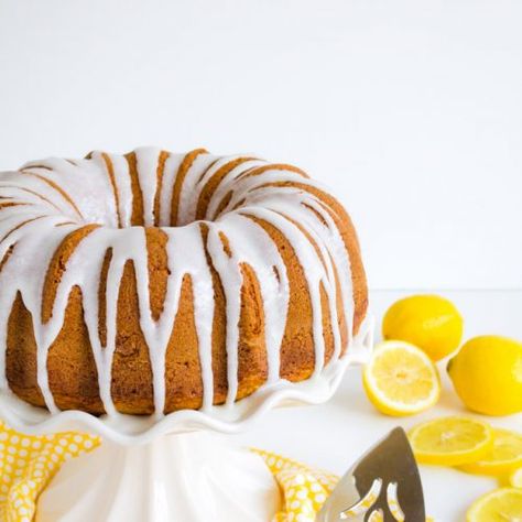 Lemon Cake Strawberries And Whipped Cream, Iced Lemon Pound Cake, Best Cake Ever, Desserts Cake, Lemon Bundt Cake, Pie Crumble, Lemon Cake Recipe, Lemon Pound Cake, Homemade Cake Recipes