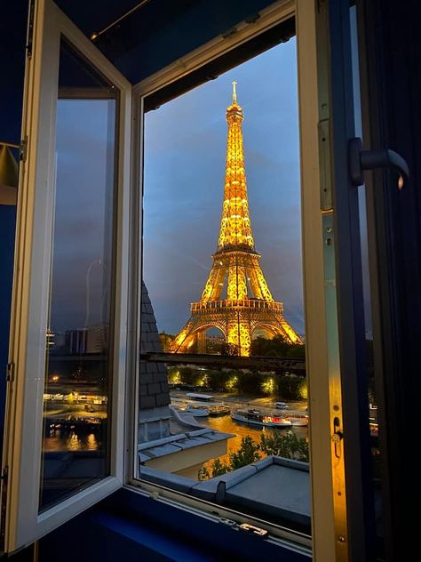 Efile Tower, Kaden Hammond, Moving To France, Paris Airbnb, Torre Eiffel Paris, Night Window, Paris Rooms, Eiffel Tower At Night, Paris Dream