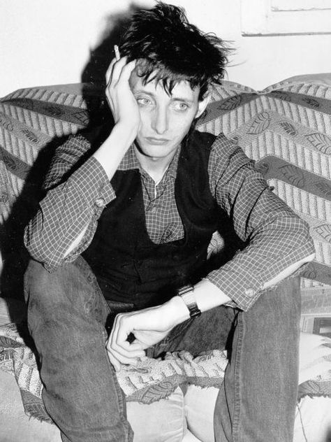 Punk Poses, Rowland S Howard, Poses Sitting, I'm With The Band, Body Reference, Alam Yang Indah, Pose Reference Photo, Art Poses, Post Punk