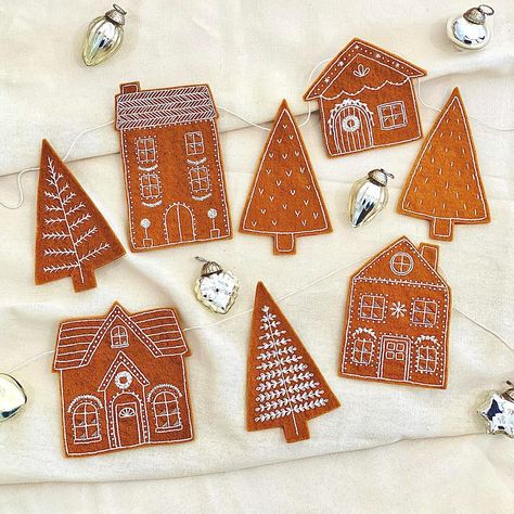 Pretty Embroidery Patterns, Gingerbread Trees, Gingerbread House Patterns, Felt Gingerbread, Gingerbread Party, Felt House, Sweet Trees, Gingerbread Village, Felt Pattern