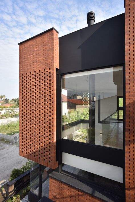 Gallery of Maziar Brick House / Naghshe Khak Architectural Group - 41 Modern Brick House, Brick House Designs, Detail Arsitektur, Home Designs Exterior, Brick Cladding, Brick Detail, Brick Architecture, Brick Facade, Brick Design