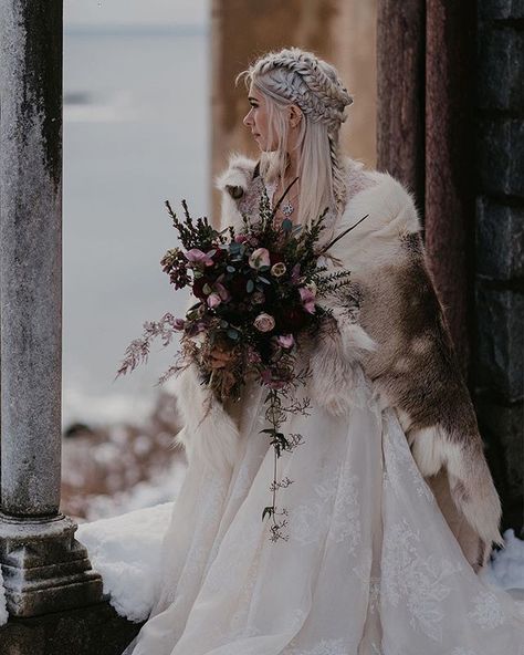 Martha Stewart Weddings (@martha_weddings) • Instagram photos and videos Viking Wedding Dress, Medieval Wedding Dress, Nordic Wedding, Pagan Wedding, Martha Weddings, Tout Rose, Geek Wedding, Viking Wedding, Medieval Wedding