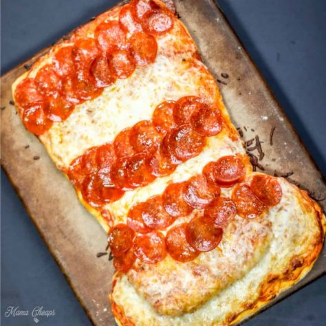 Cat in the Hat Pizza - Easy Dr Seuss Snack | Mama Cheaps Dr Seuss Snacks, Pizza Easy, Seuss Crafts, Dr Seuss Week, Dr Suess, Fun Easy Recipes, Cat In The Hat, Party Inspiration, Dr Seuss