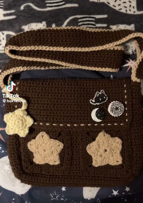 Crochet Bag Ideas, Crochet Messenger Bag, Crochet Hand Bags, Chic Crochet, Crochet Fairy, Crochet Shop, Crochet Business, Crochet Design Pattern, Crochet Clothing And Accessories