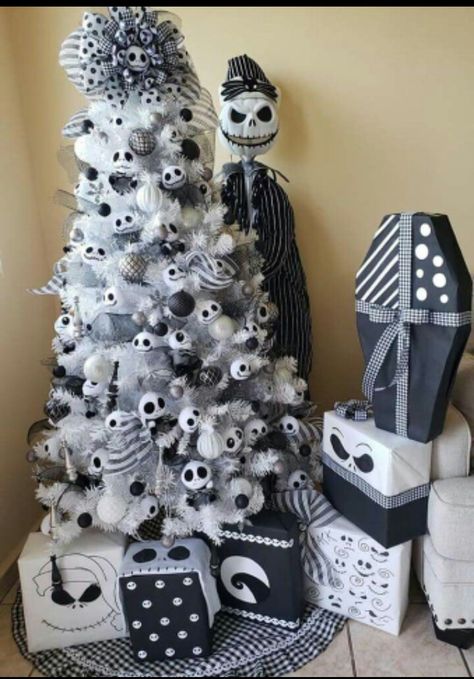 Jack Skellington Christmas Tree, Magic Christmas Tree, Nightmare Before Christmas Tree, Jack Y Sally, Nightmare Before Christmas Ornaments, Christmas Hand Painted, Disney Christmas Decorations, Goth Christmas, Nightmare Before Christmas Decorations