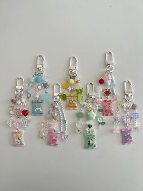 Handmade beaded sanrio keychains, aesthetic charms, cute y2k coquette keychains, hello kitty core, sanrio core #sanrio #keychains #phonecharms #hellokitty #coquette Sanrio Candy, Keychains Aesthetic, Hello Kitty Core, Aesthetic Charms, Sanrio Core, Diy Beaded Rings, Cute Sanrio, Pola Amigurumi, Y2k Coquette