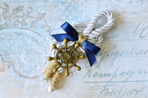 Anchor boutonniere, the perfect nautical wedding accessory for groom, his groomsmen, father and father-in-law. What a great way for all gentlemen to wear it.  Silver-white satin rope has been knotted and decorated with a brass chain. The rope ends are wrapped with a twine.  Measures approx. 3.2 to 1 and can be easily attached to the lapel with a corsage pin (included).  !!!Different chains are available, but please note that the quantity of them vary (picture 5). Please leave a note with the ...